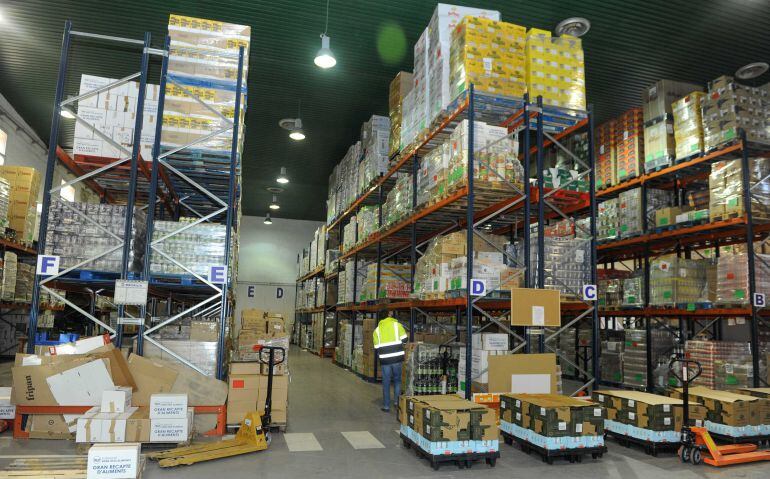 Imatge del magatzem del Banc dels Aliments de Barcelona a la Zona Franca de Barcelona