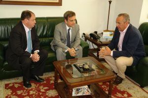 Funcionarios del Ministerio de AA.EE. junto al alcalde de San Roque, Juan Carlos Ruiz Boix (a la derecha)