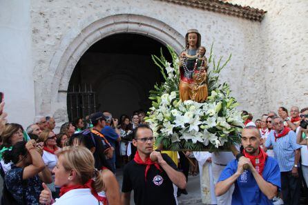 Salida de la Virgen del Rosario de la capilla de Santo Tomé