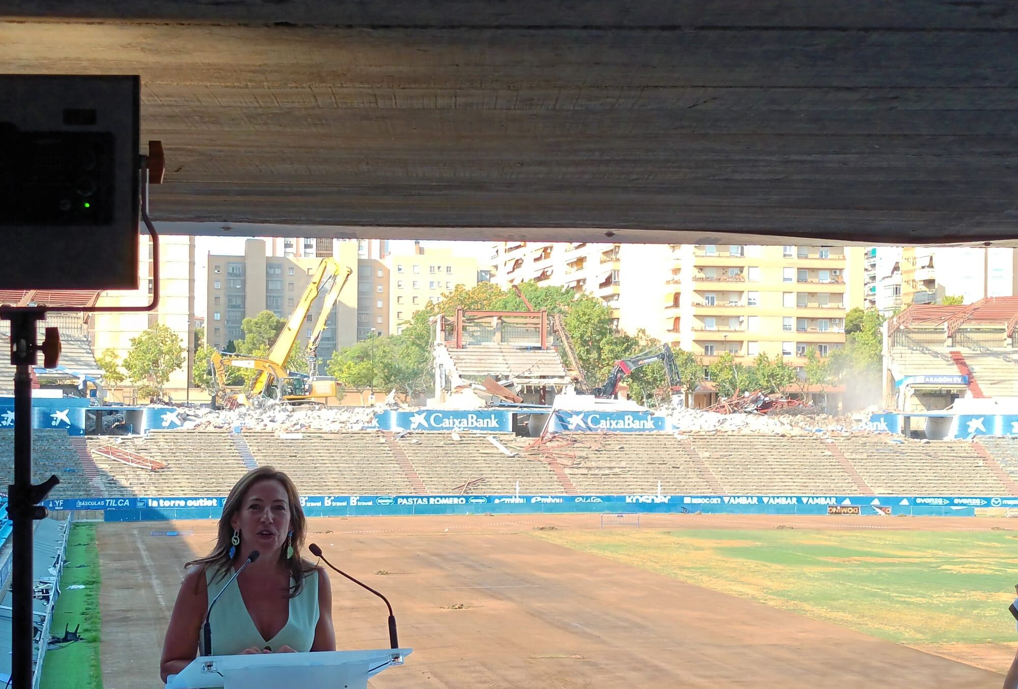 Natalia Chueca, alcaldesa de Zaragoza, en la rueda de prensa de esta mañana en el Gol Norte, con motivo del primer mes de obras en el estadio zaragocista