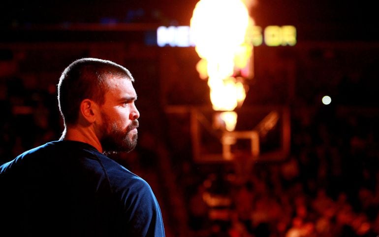 Marc Gasol posa durante la presentación de los jugadores antes de un partido de los Grizzlies