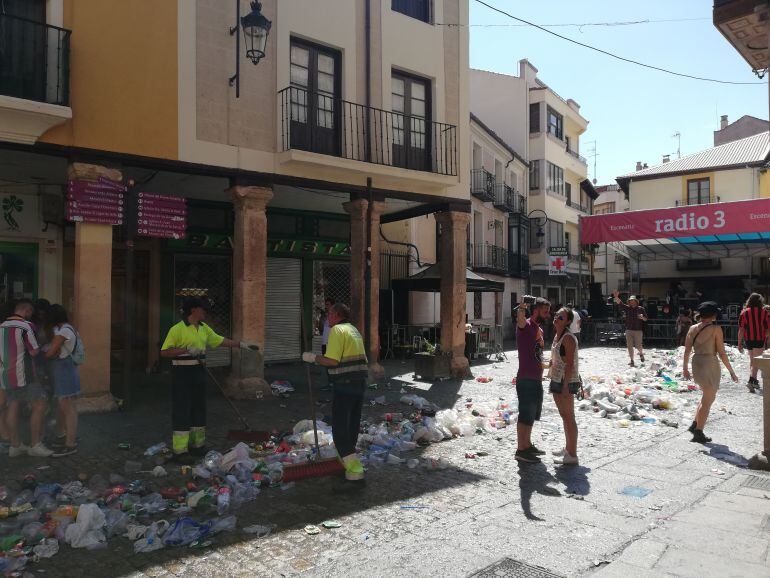 Operarios limpiando tras los conciertos de la Plaza del Trigo