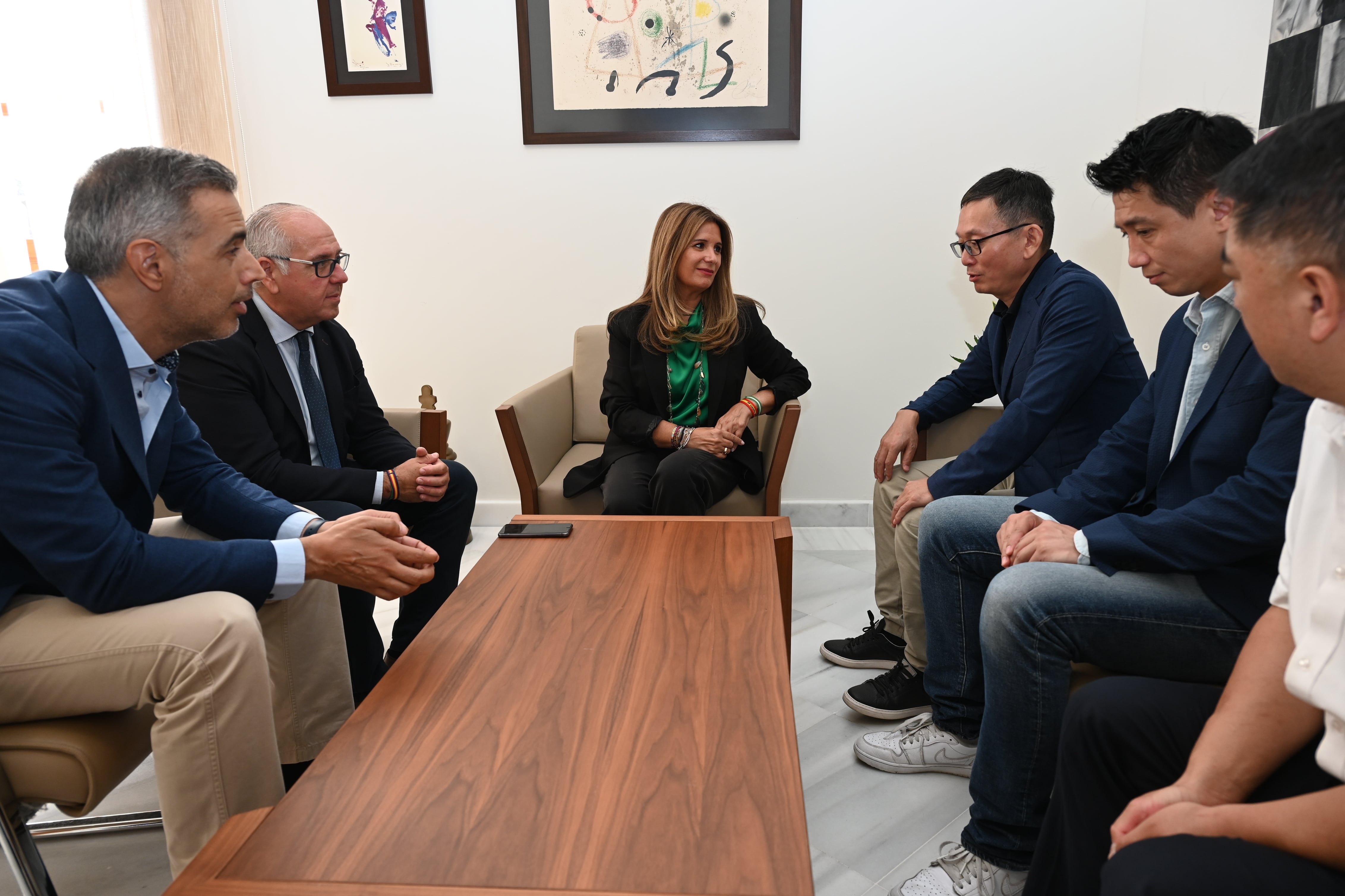 Reunión de Coronet y Santana Motors en el Ayuntamiento de Linares.