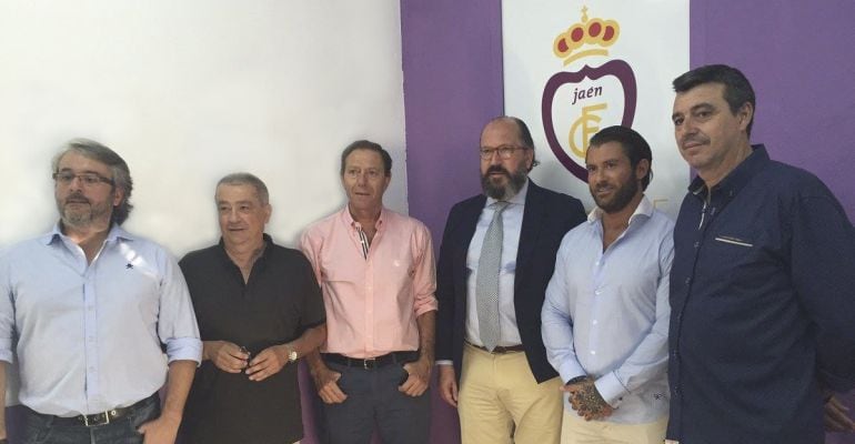 Junta directiva del Real Jaén en su consitución del 19 de julio con los ya dimitidos Higinio Vilches y Juan Carlos Hidalgo.