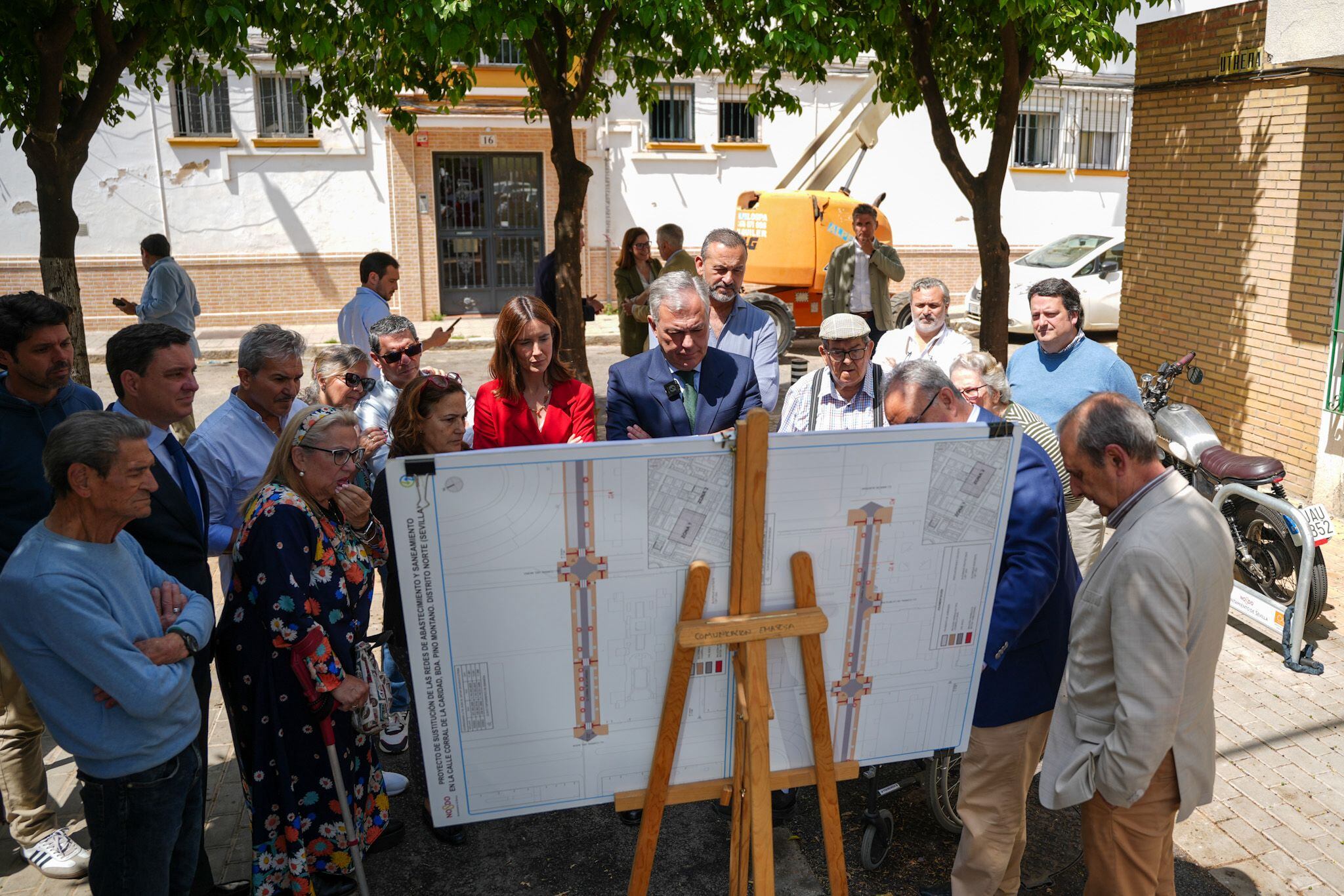 Alcalde de Sevilla con los vecinos de Tiro de Línea. Ayuntamiento de Sevilla.