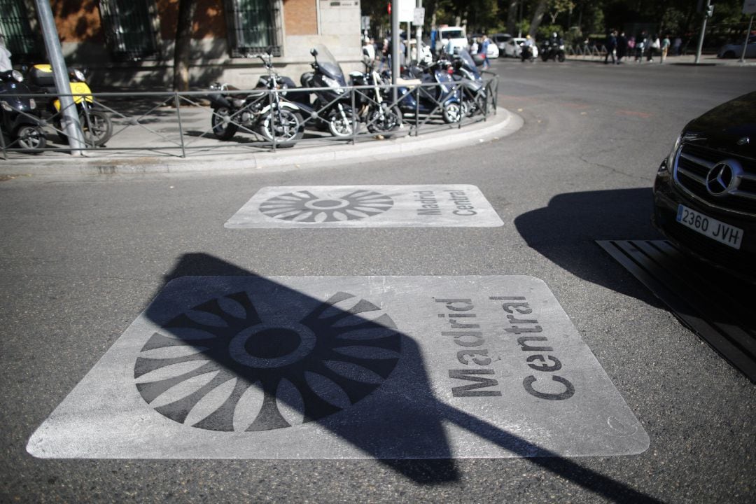 Fotos recursos de carteles de Madrid Central y de líneas naranjas de la nueva or