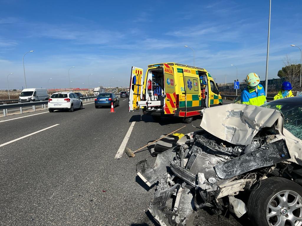 Bomberos de la Comunidad de Madrid y agentes de Guardia Civil han intervenido en el accidente