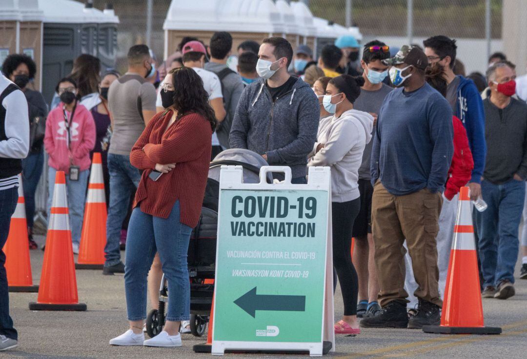 Varios ciudadanos norteamericanos esperan su turno de vacunación en la puerta de un colegio en Miami