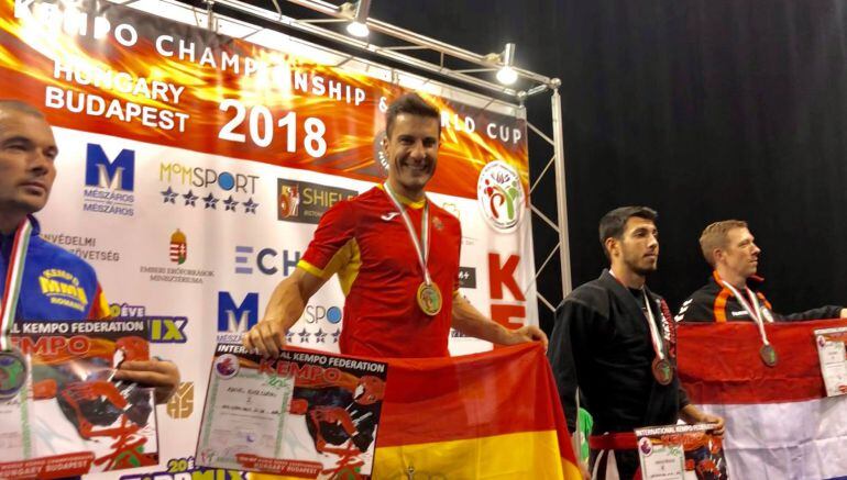 Ángel Ruiz, en lo más alto del podio, tras recibir una de las medallas de oro