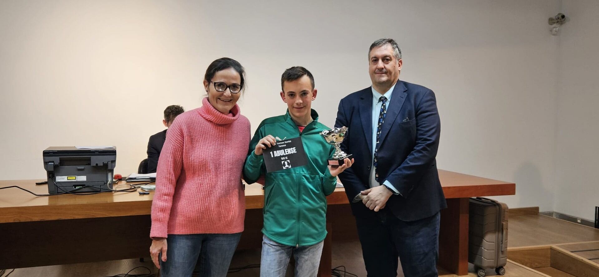 Darío González recogiendo su premio como mejor abulense, en el Torneo Santa Teresa de Ajedrez