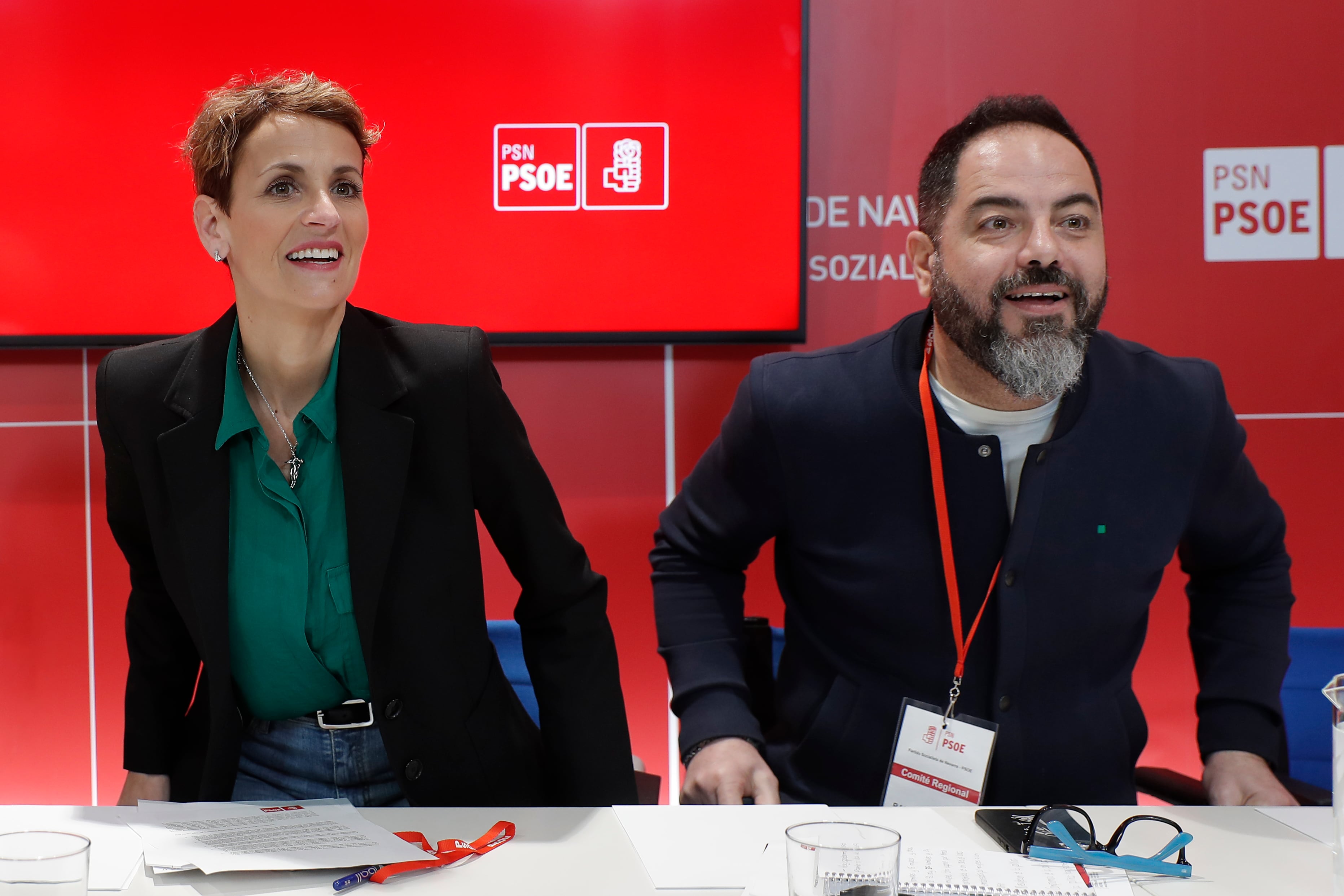 La secretaria general del PSN-PSOE, María Chivite, acompañada de Ramón Alzórriz, momentos antes de su intervención este sábado en la reunión del Comité Regional del PSN-PSOE que se celebra en Pamplona.