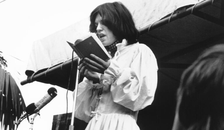 Mick Jagger leyendo en el concierto tributo a Brian Jones