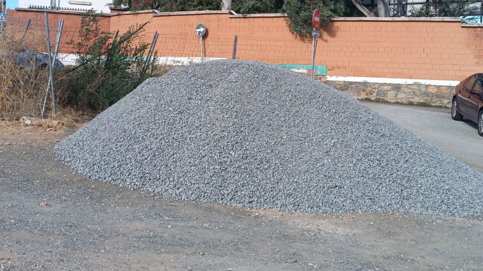 Material preparado para la mejora del firme de la explanada de tierra que existe entre el Salto del Caballo y el parque del Crucero de Toledo