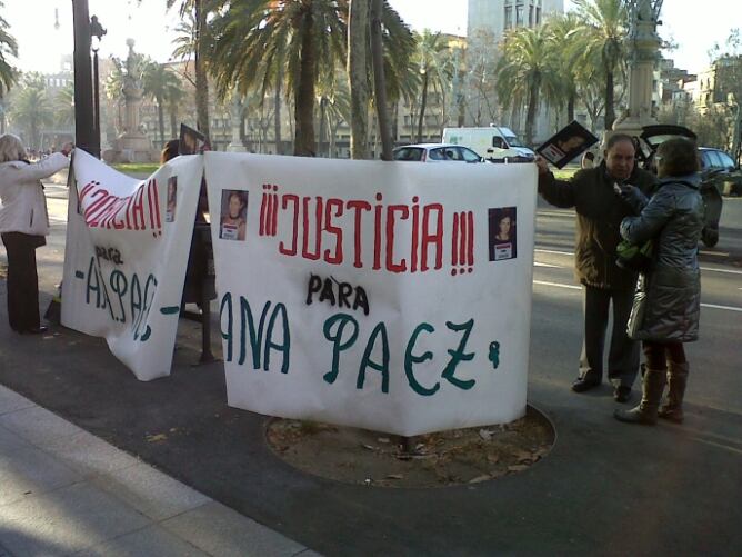 Los familiares de la víctima, Ana Páez, protestan ante la maniobra de la acusada que ha conseguido un aplazamiento al renunciar a su abogado