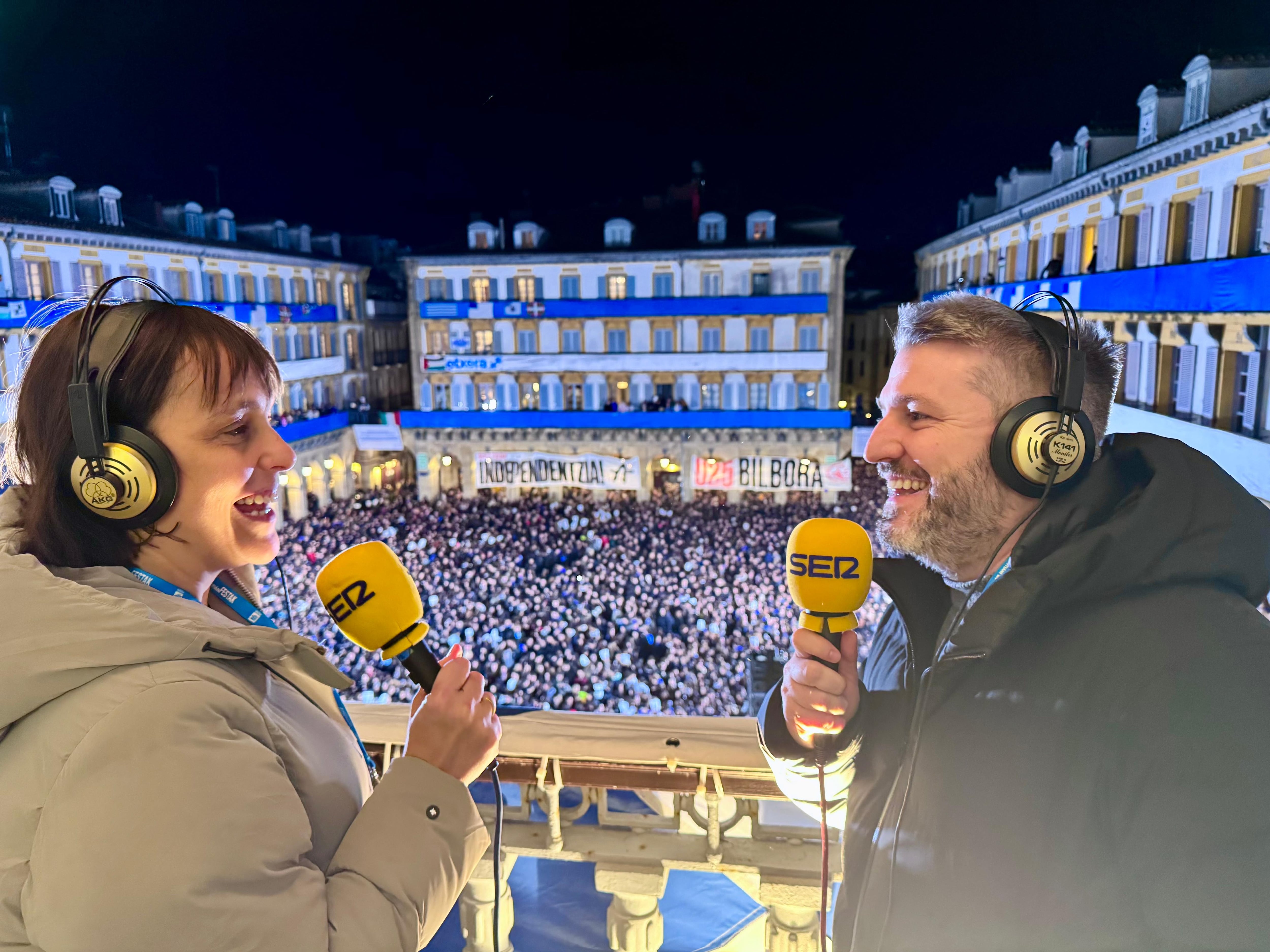 Eva Monente y Aimar Bretos retransmitiendo la Izada en la Plaza de la Constitución