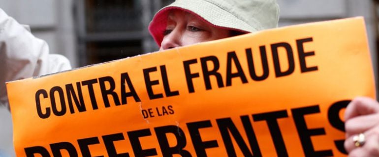 Una mujer se manifiesta durante una de las numerosas convocatorias contra la venta fraudulenta de acciones por parte de la banca.