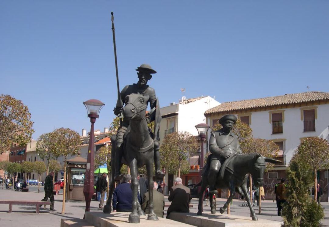 Escultura emblemática de don Quijote y Sancho en Alcázar de San Juan