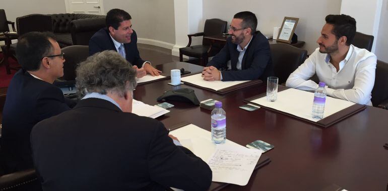 Momento de la reunión que tuvieron Fabian Picardo y Juan Franco.