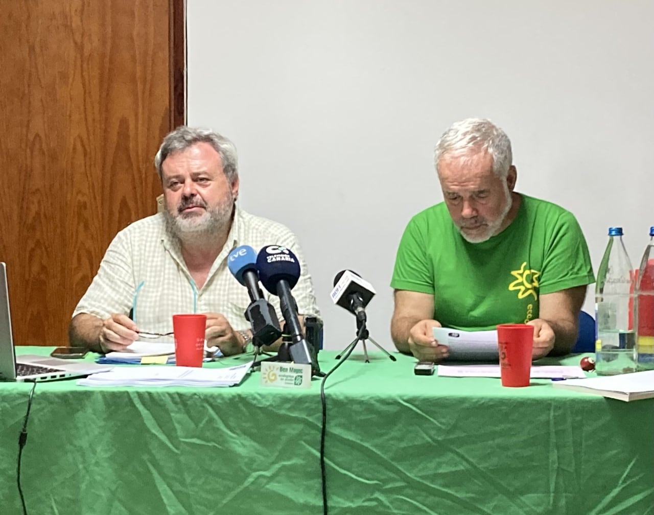 Santiago Martín y Eugenio Reyes en la sede de Ben Magec