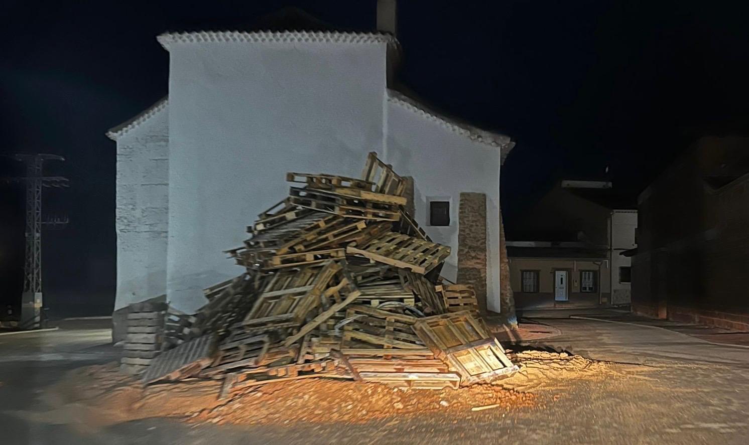 Maderas apiladas para la hoguera de San Antón.