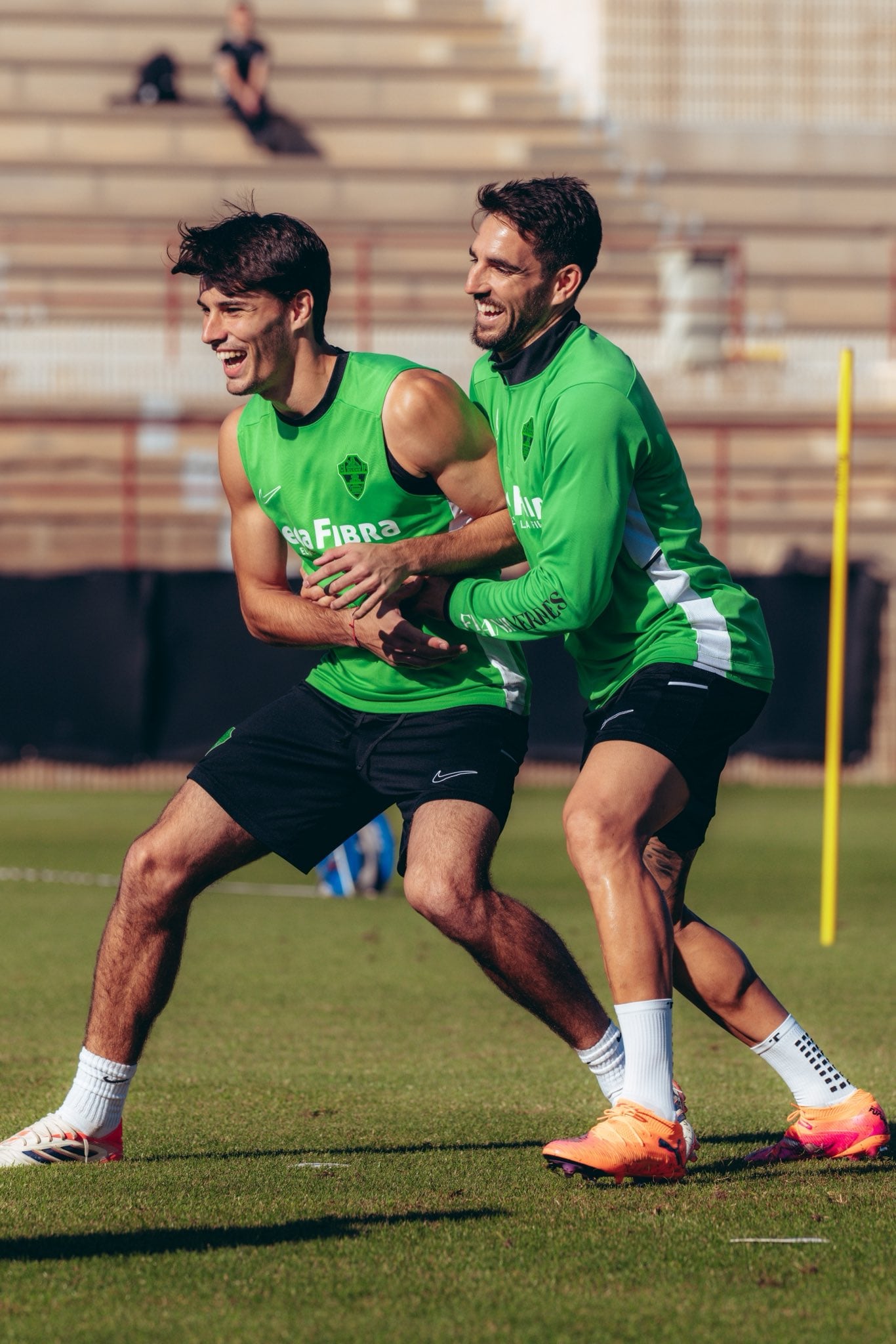 Bigas, a la derecha, bromea con Fede Redondo durante un entrenamiento