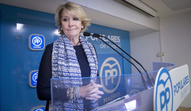 La presidenta del PP de Madrid, Esperanza Aguirre, en la comparecencia en la que ha anunciado su dimisión.