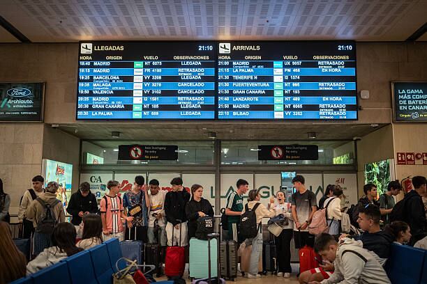 Cientos de personas haciendo cola en el Aeropuerto de Tenerife Sur