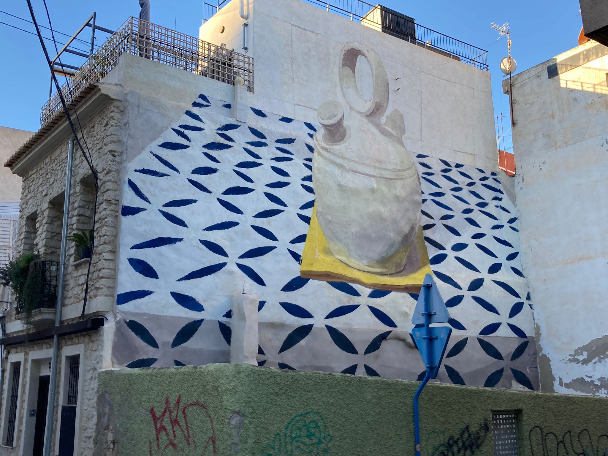 Mural en una fachada del barrio de San Antón de Alicante