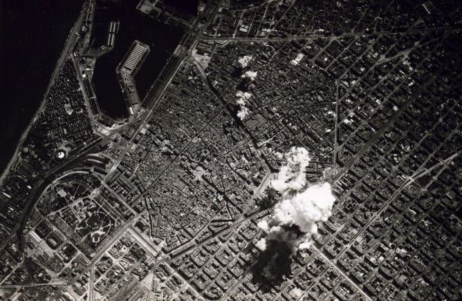 Imagen de un bombardeo sobre Barcelona durante la Guerra Civil