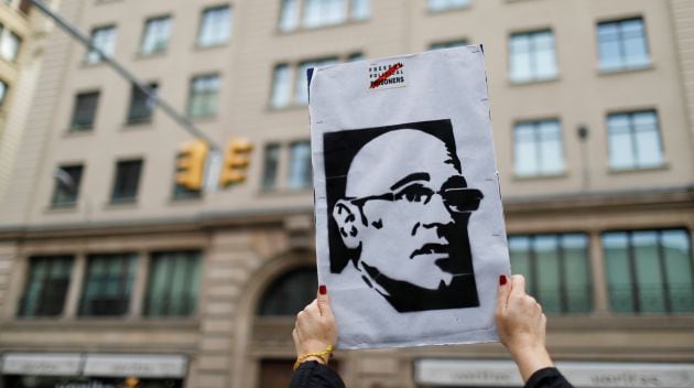 Cartel con el rostro de Romeva en una protesta en Barcelona