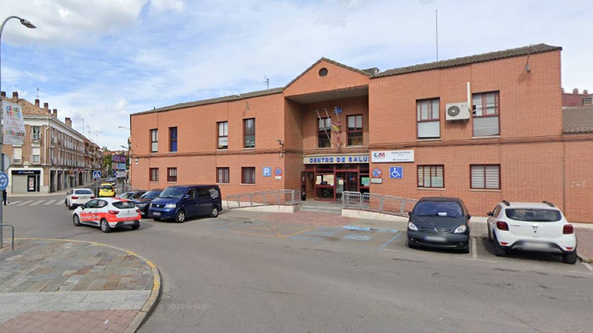 Fernando González, portavoz de Pinto Avanza y Teniente de Alcalde de Pinto, y Ángel García, de la Plataforma de Apoyo a la Atención Primaria, hablan sobre la ausencia de médicos en las Urgencias del centro de salud.