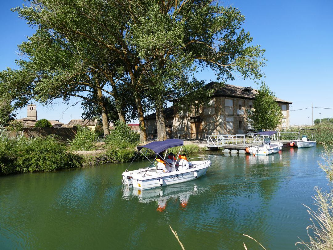 Pequeñas embarcaciones navegan por el Canal de Castilla a su paso por el Camino de Santiago en la provincia de Palencia