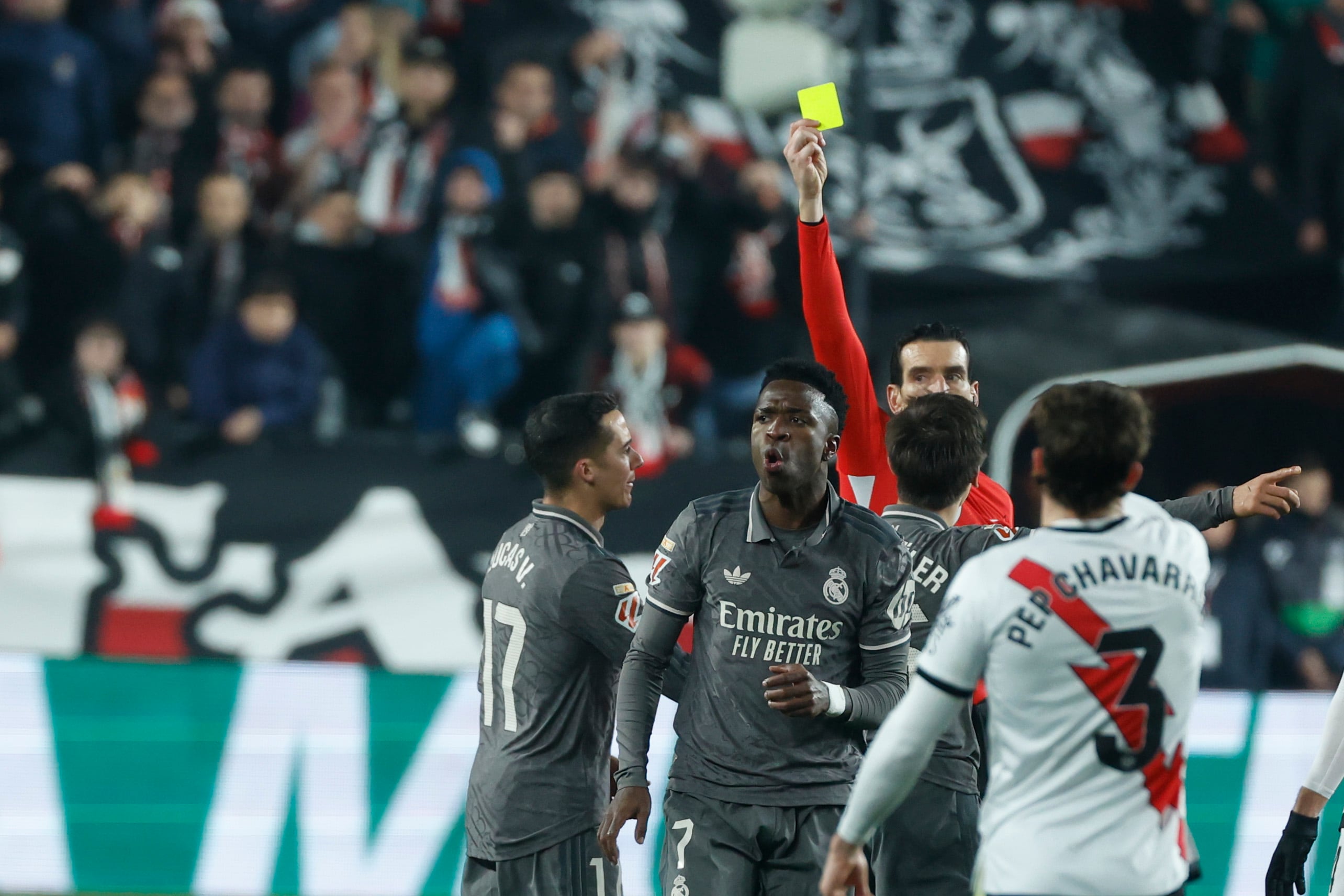 MADRID, 14/12/2024.- El delantero brasileño del Real Madrid, Vinicius Junior, recibe tarjeta amarilla durante el encuentro correspondiente a la jornada 17 de Laliga EA Sports que disputan hoy sábado Rayo Vallecano y Real Madrid en el estadio de Vallecas, en Madrid. EFE / Juanjo Martín.
