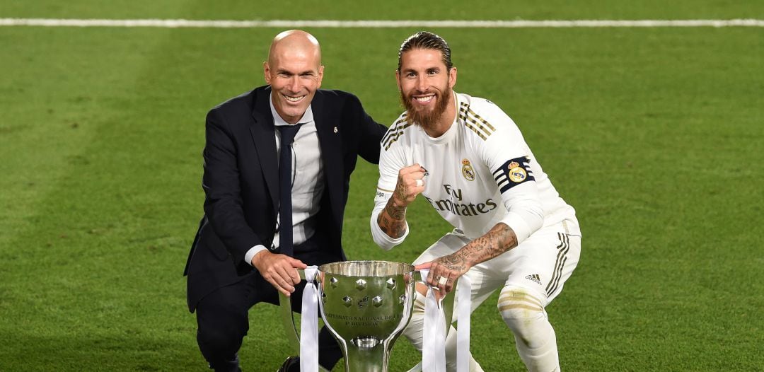 Zidane y Ramos posan con el último título de Liga conquistado por el Real Madrid