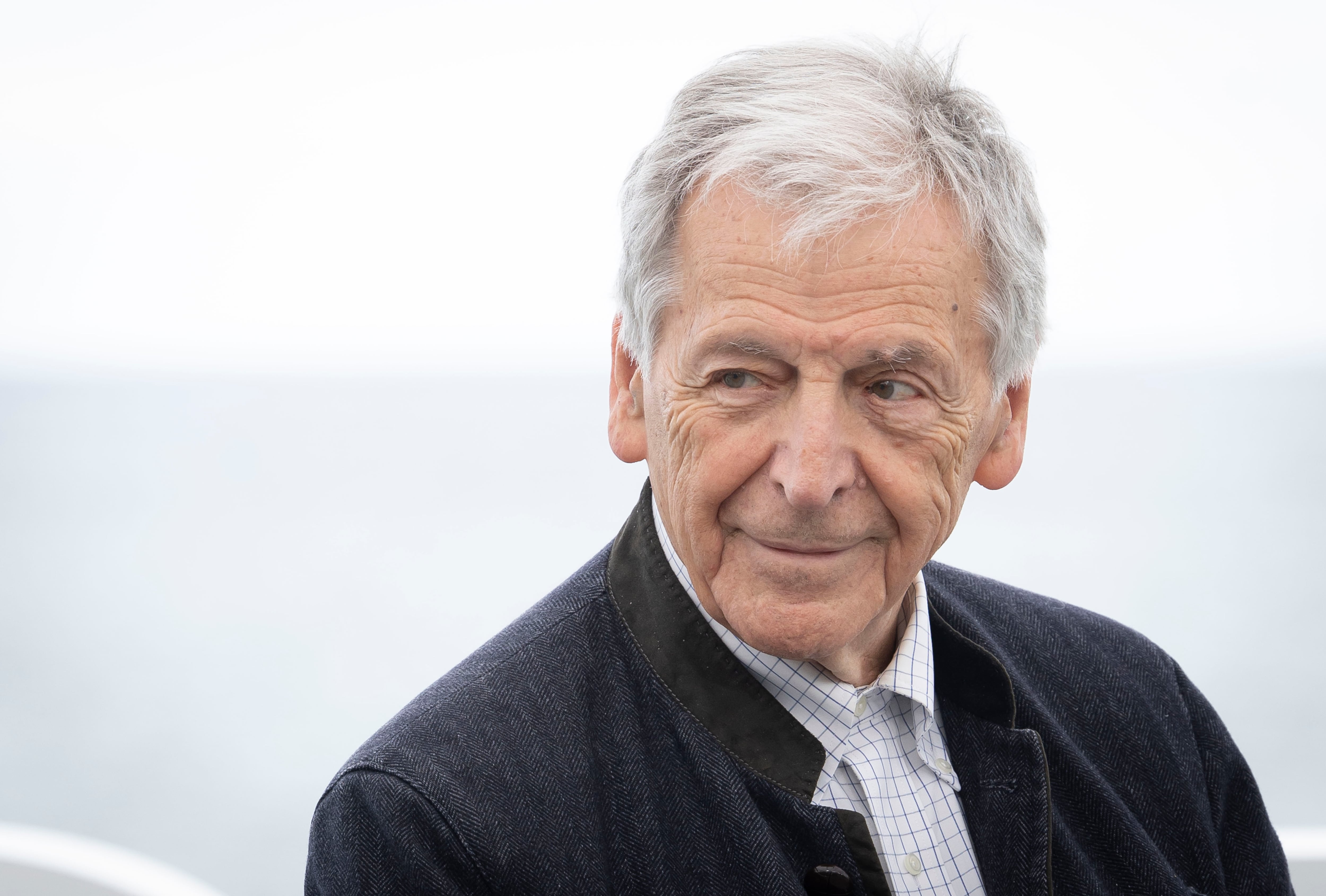 El director, guionista y productor Costa Gavras posa este miércoles durante la presentación de &quot;Le dernier souffle&quot;, que compite en la Sección Oficial de la 72 edición del Festival de Cine de San Sebastián. EFE/ Javier Etxezarreta