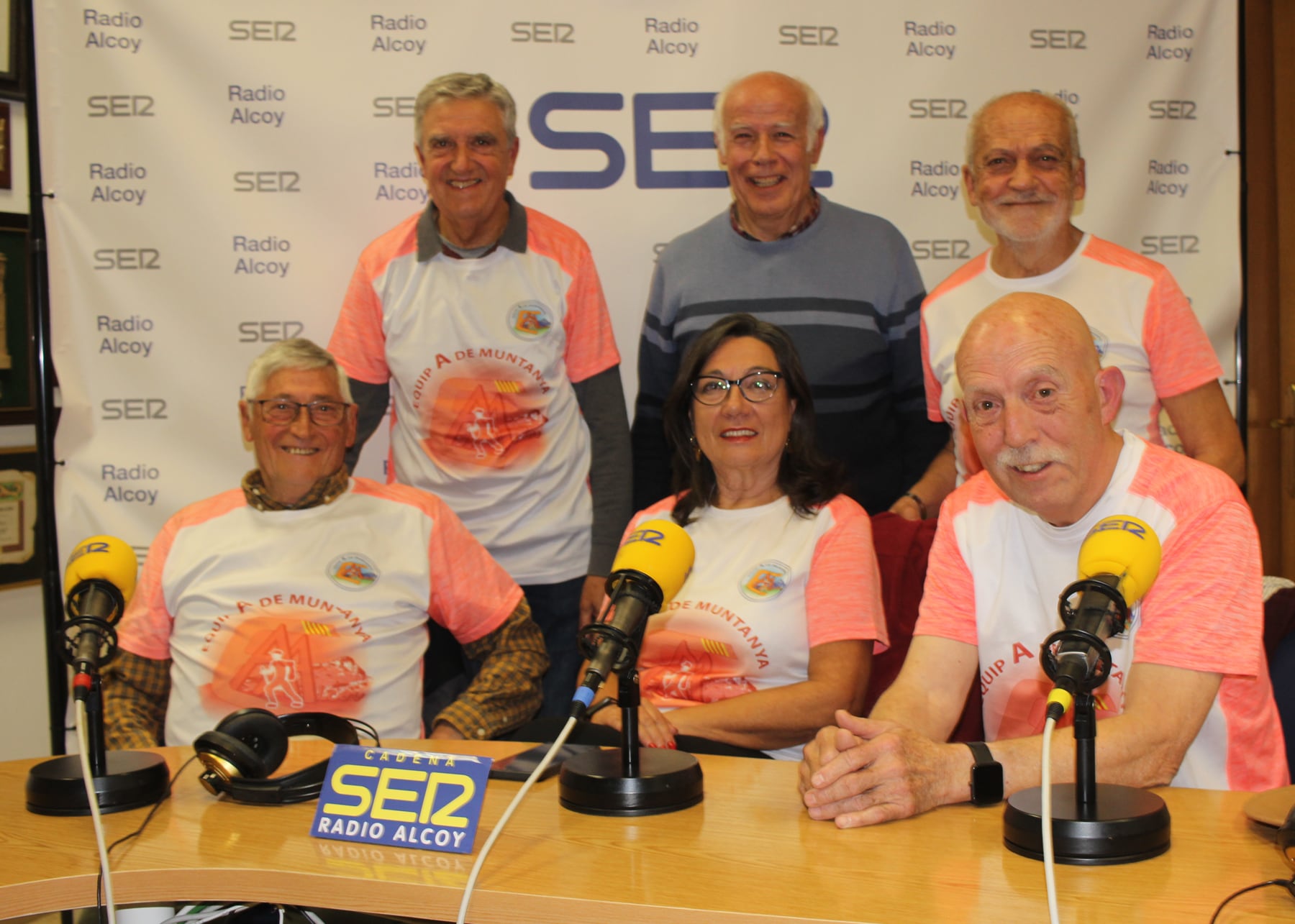 Vicent Llorens, Cris García, Agustín Abad, Miguel Gadea, Enrique Botella i Paco Llopis, en l'estudi central de Radio Alcoy
