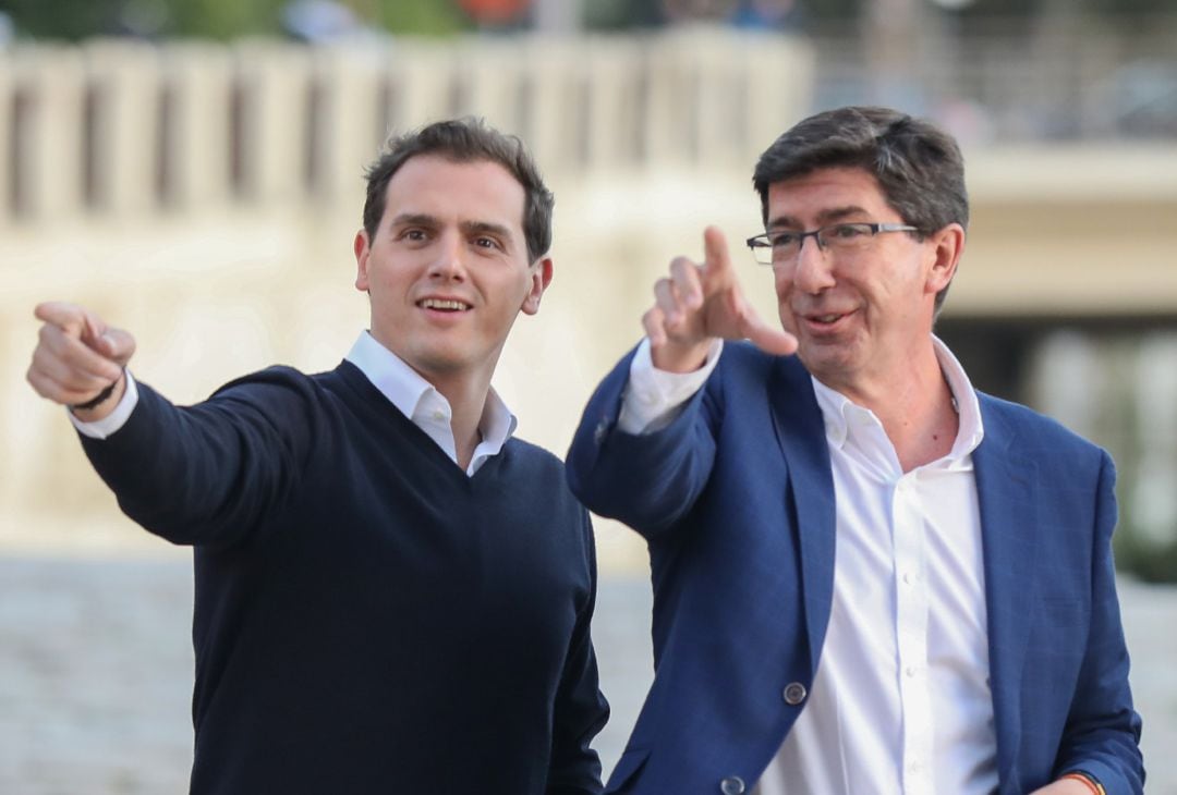 El presidente de Cs, Albert Rivera (i), junto al vicepresidente de la Junta de Andalucía y líder andaluz de Cs, Juan Marín (d) , este miércoles en un acto de campaña en Sevilla. Foto de archivo