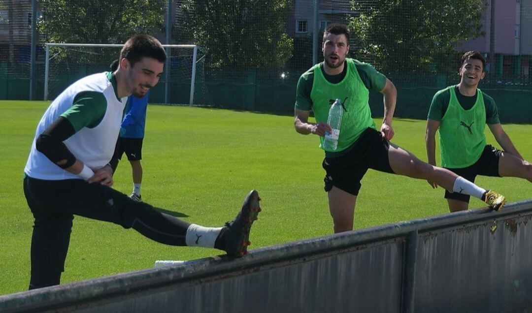 Germán Fernández, estirando junto a Jon Ander y Buñuel, tras el entrenamiento del lunes.