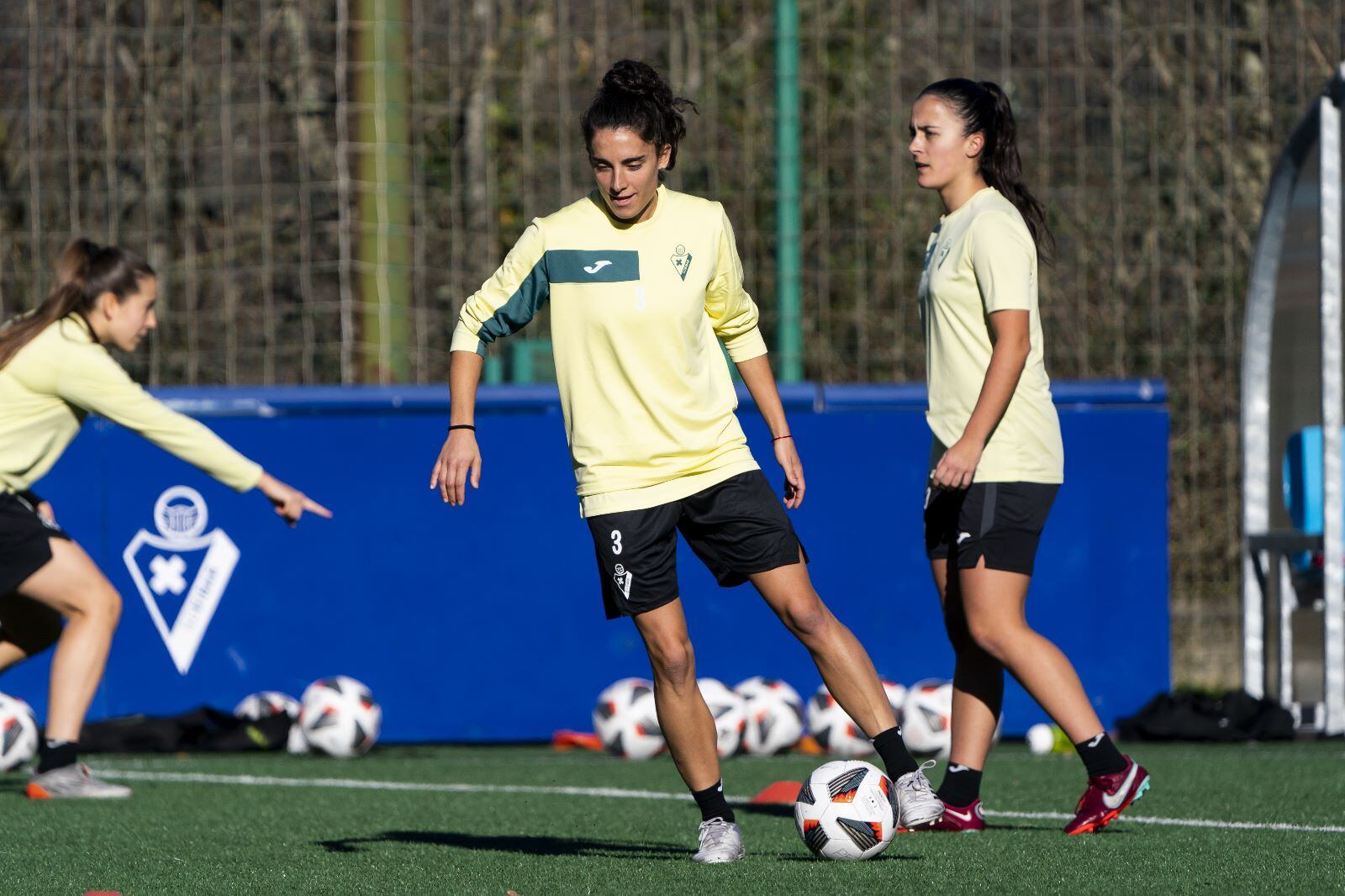 Flores juega como centrocampista y es canterana del FC Barcelona