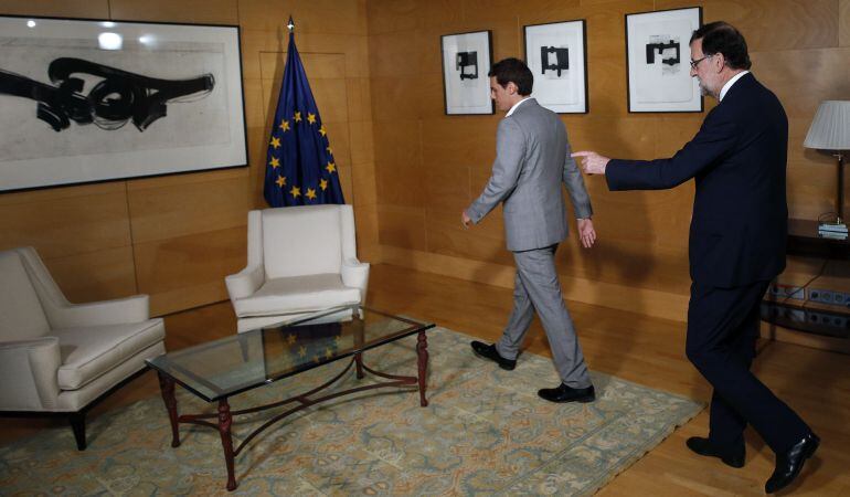 El presidente del Gobierno en funciones, Mariano Rajoy (d), y el líder de Ciudadanos, Albert Rivera, durante la reunión que ambos han mantenido hoy en el Congreso, en el marco de la ronda de reuniones con vistas a intentar la investidura.