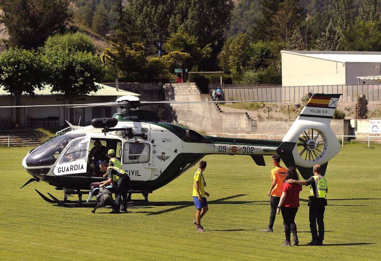 Un helicóptero de la Guardia Civil trasladando -el pasado martes- a los compañeros de la menor de 15 años que falleció en el Calón de Añísclo.