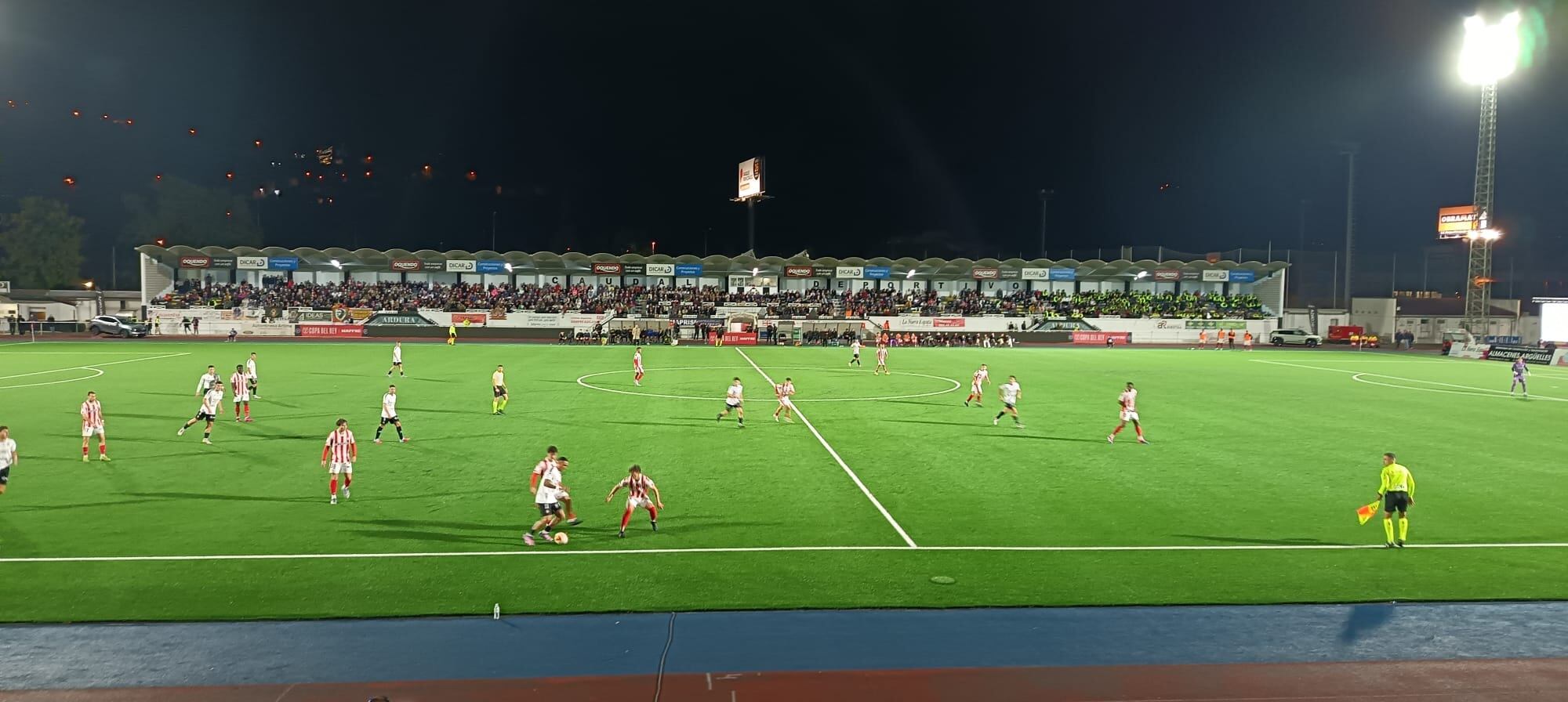 Una acción del Caudal Deportivo - Real Sporting de Gijón.