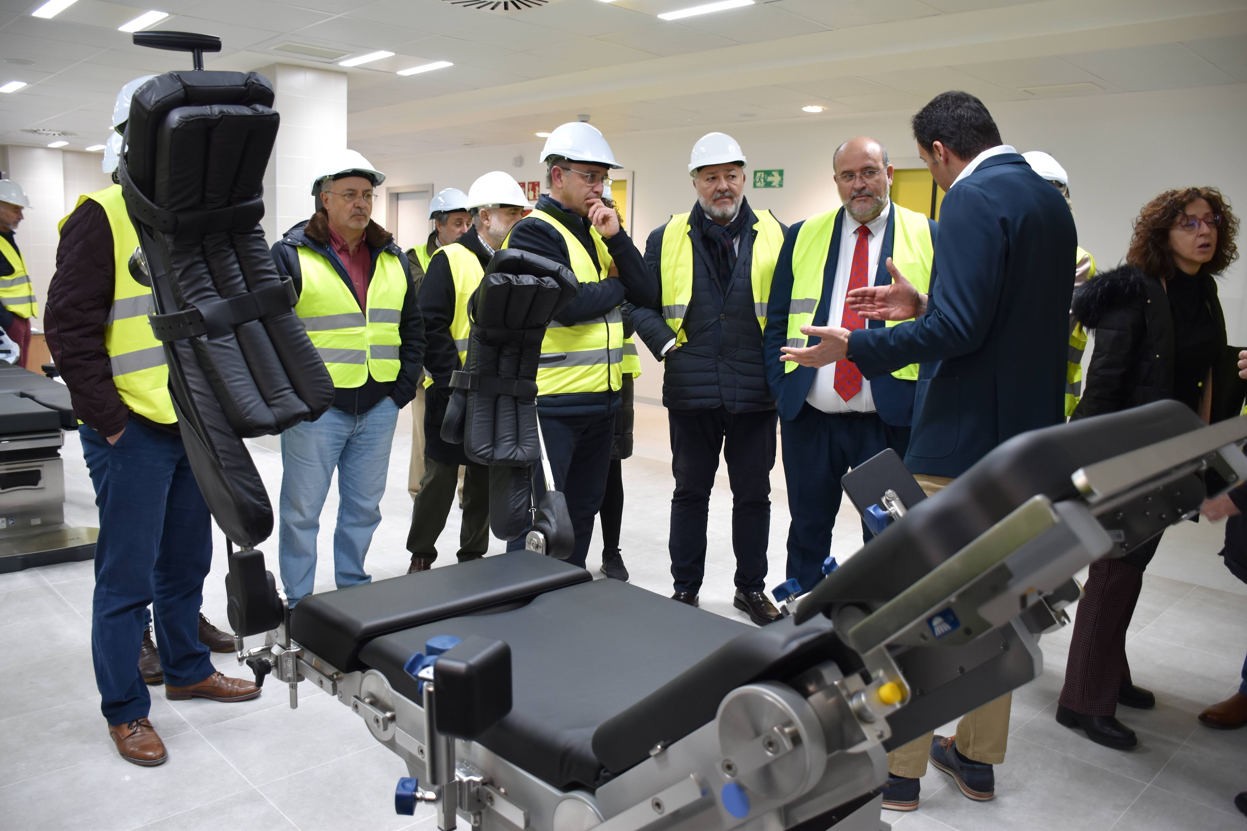 Las autoridades de Cuenca han visitado las obras del hospital y han visto las nuevas camas quirúrgicas