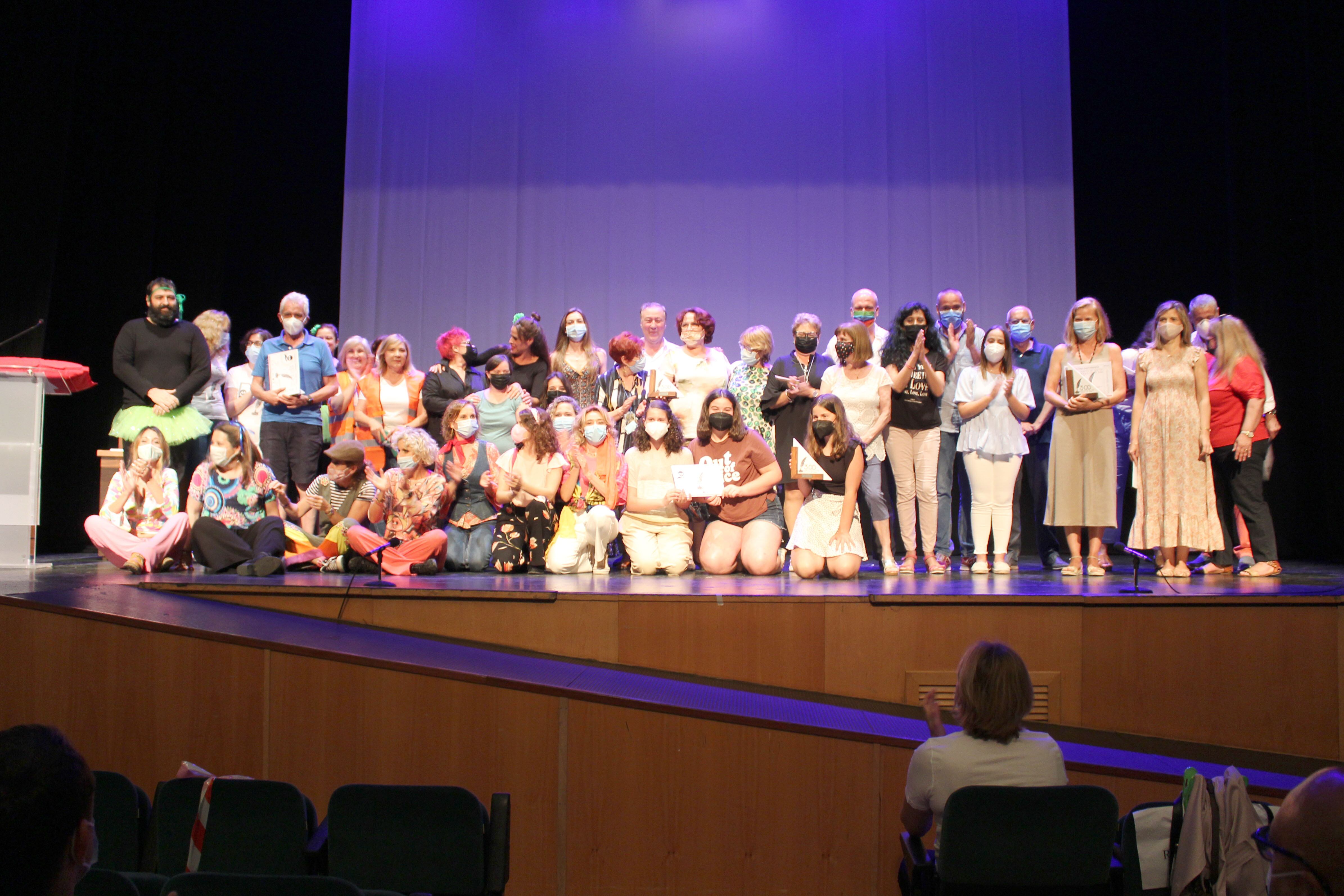 Foto de familia de los premiados en la XXX edición de la Mostra de Teatre Ciutat de Dénia 2021.