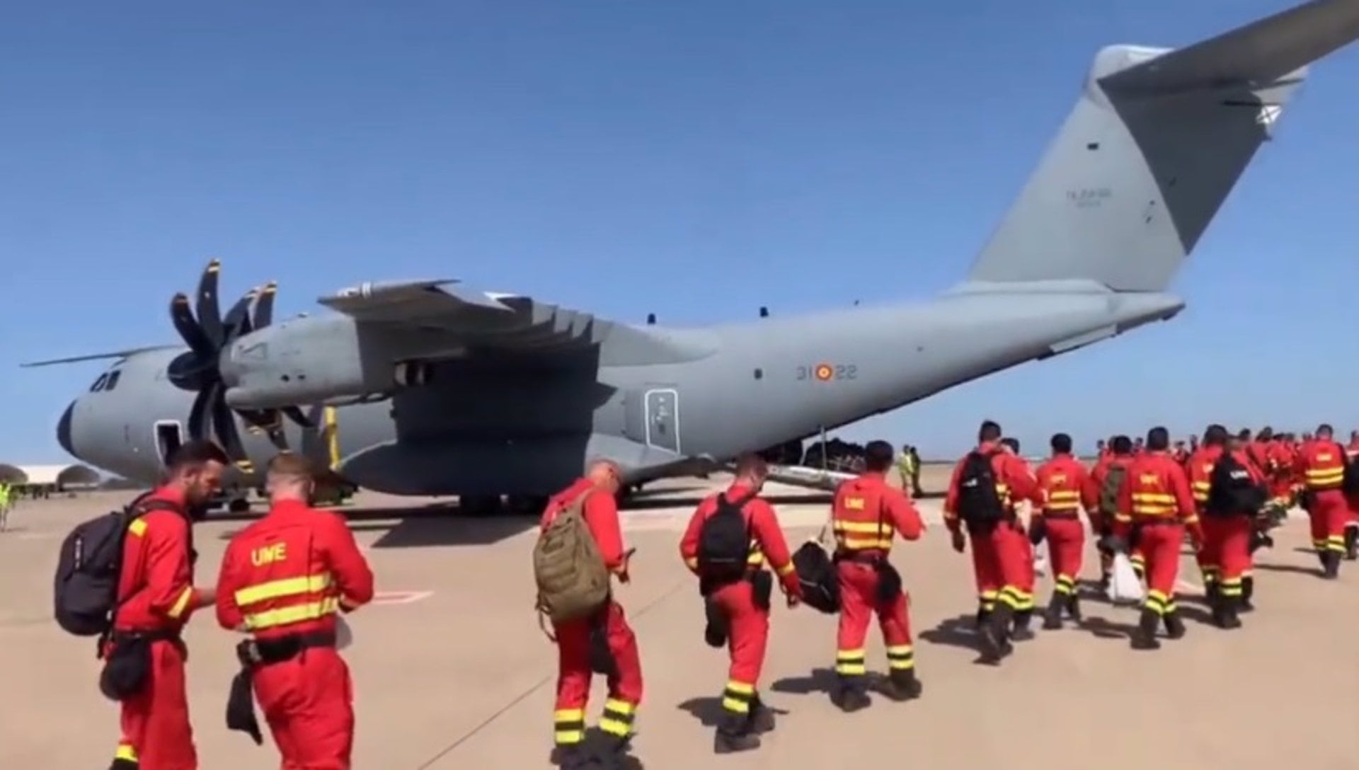 Efectivos de la UME acceden a un avión A-400M con destino a La Palma.