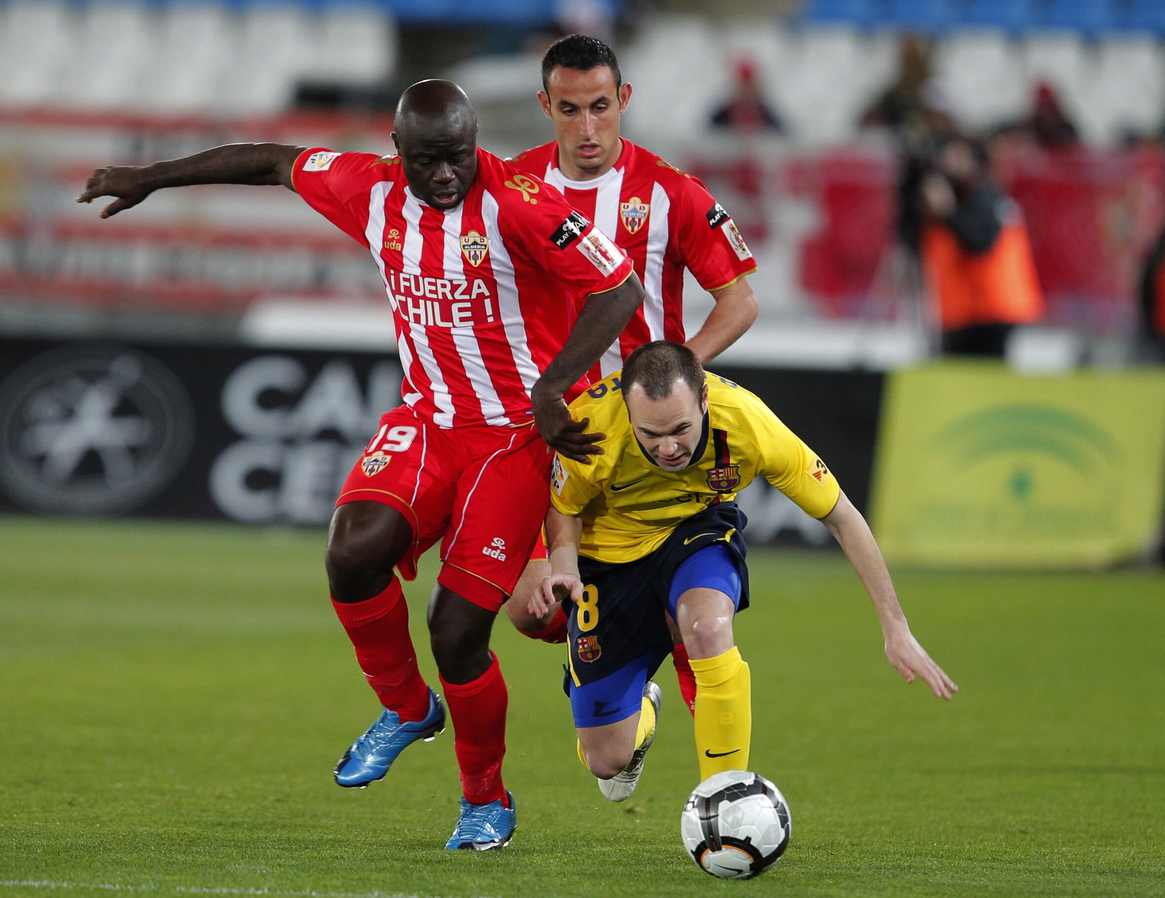 M&#039;Bami pelea el balón contra Iniesta.