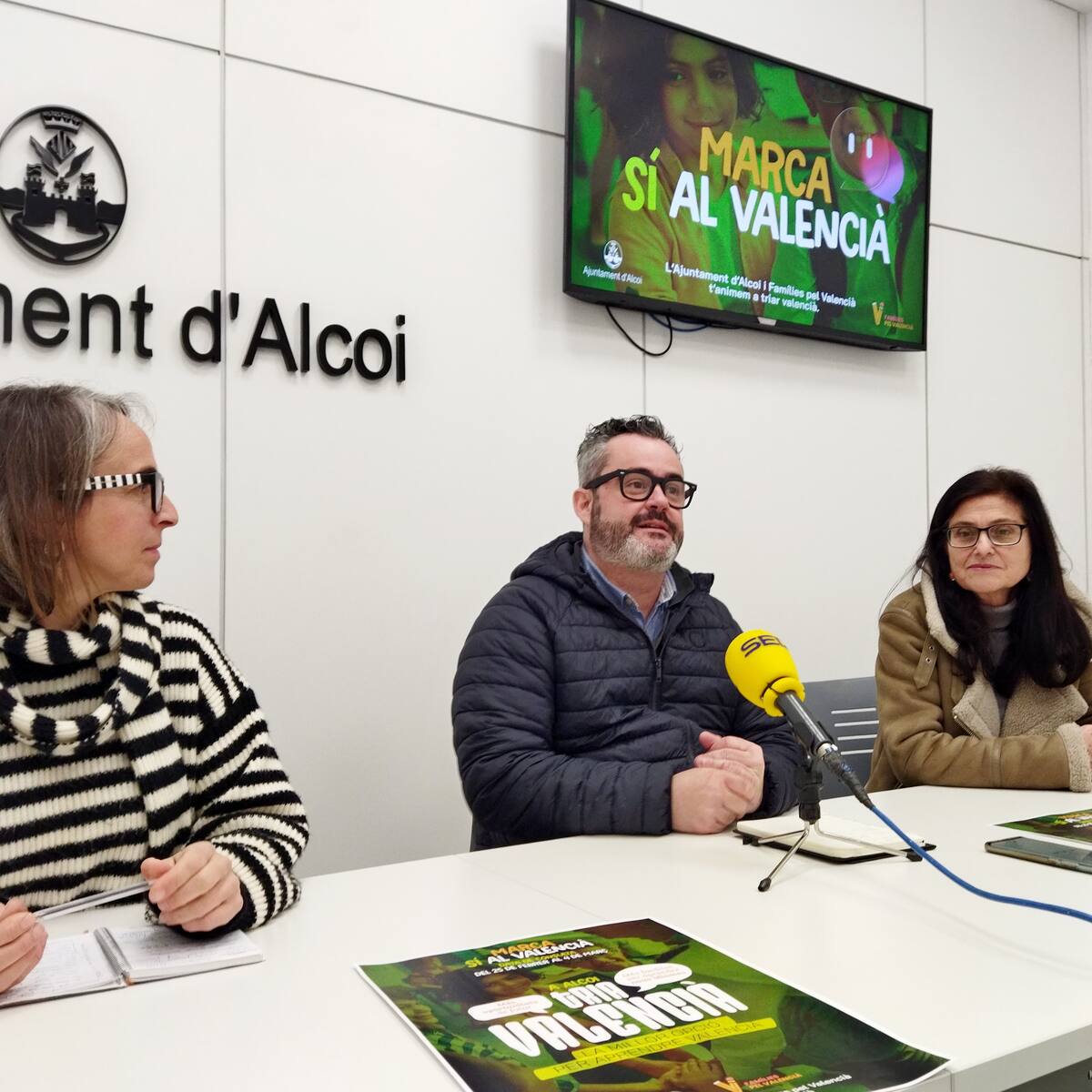 El Ayuntamiento de Alcoy y Famílies pel valencià activan una campaña para invitar a marcar el ‘sí al valencià’ en la consulta convocada por Educación