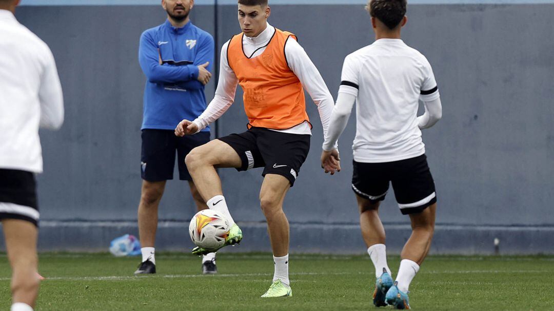 Roberto controla el balón en el entrenamiento del lunes