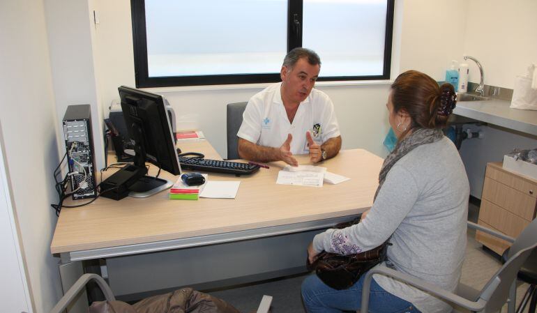 Metge atenent una pacient a la seva consulta.