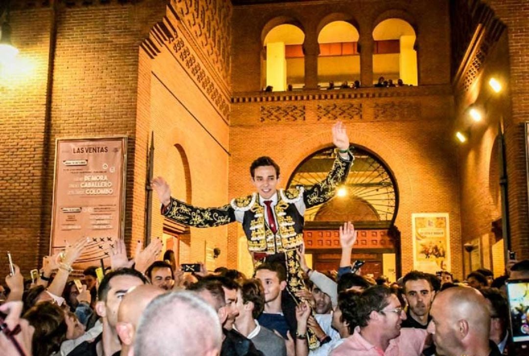 El sevillano Álvaro Burdiel, durante su salida a hombros de la plaza de toros de Las Ventas